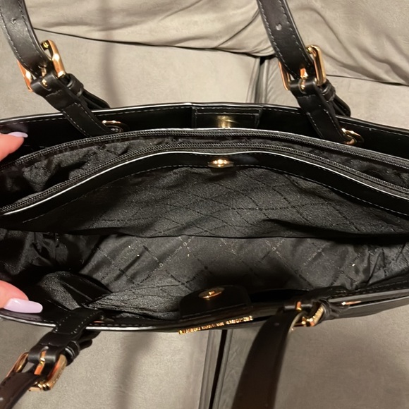 Michael Kors Large Tote 3 different compartments Color Black with gold hardware - Picture 3 of 4